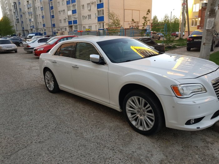 Chrysler 300c белый