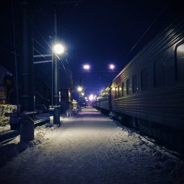 Вагон поезда ночью