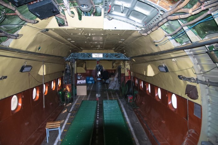 Ил-76 грузовой отсек