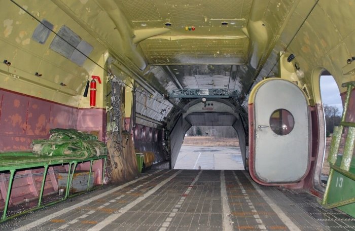 АН 12 грузовой отсек
