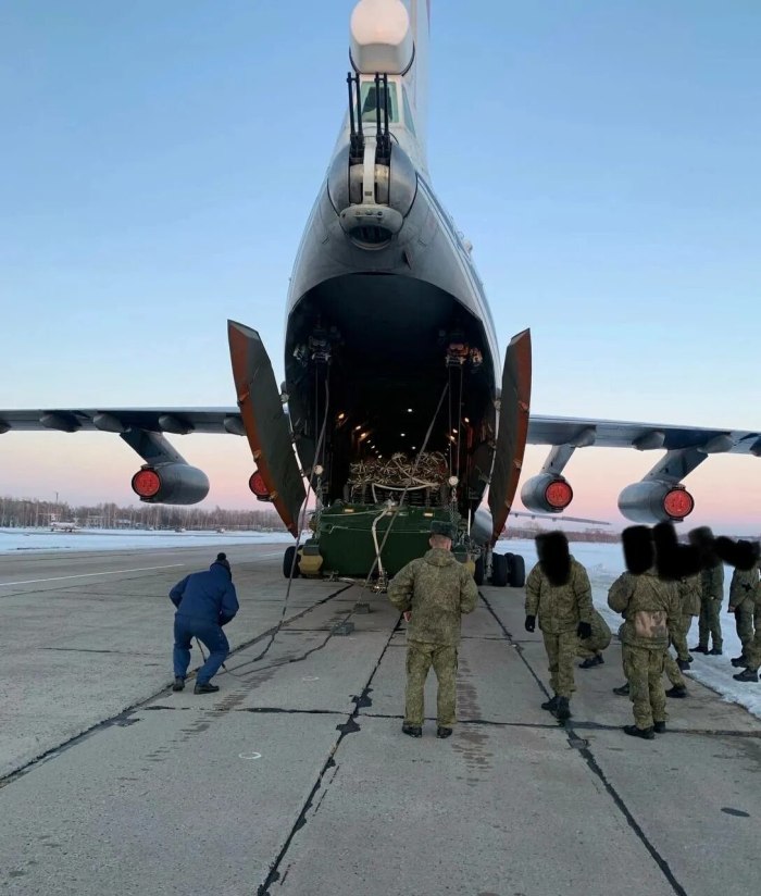 Самолёт ил-76 десантируют десант