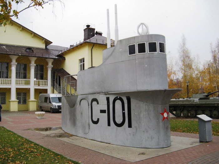 Памятник подводной лодке Ярославский комсомолец