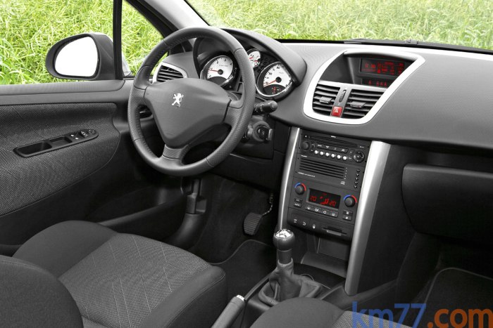 207 Peugeot седан салон