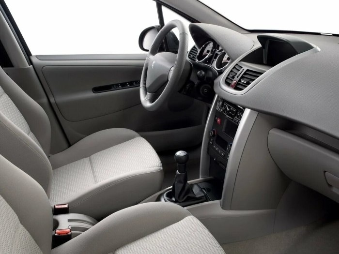 Peugeot 207 хэтчбек салон
