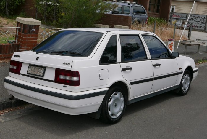 Volvo 440 белая