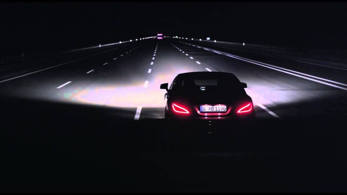 Mercedes Benz c63 AMG белая на трассе в потоке