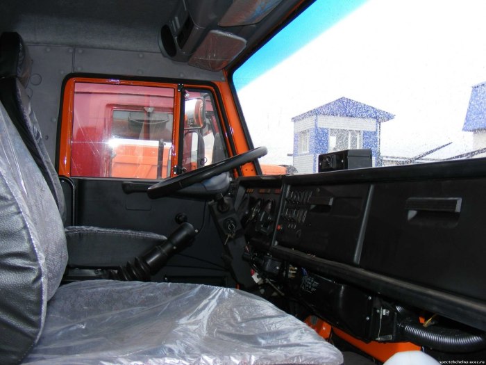 КАМАЗ 6520 кабина внутри