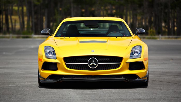 Mercedes Benz SLS Yellow