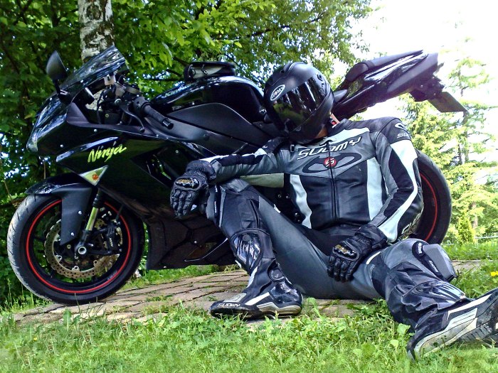 Yamaha r6 черный с мотогонщиком