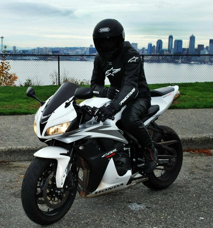 Yamaha r6 черный с мотогонщиком