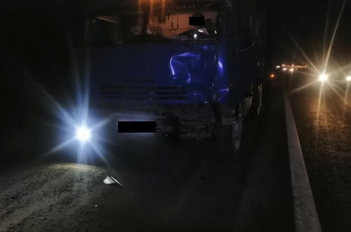 КАМАЗ ночью на дороге