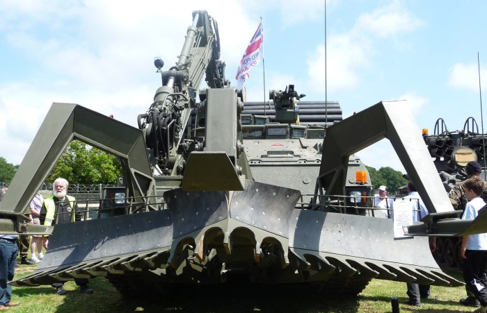 Инженерная машина fv180