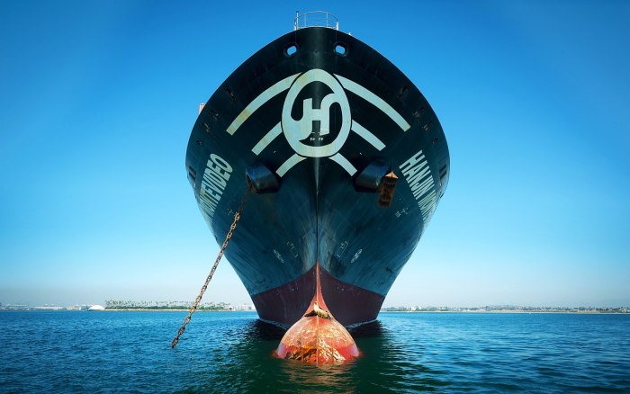 Нос корабля в море