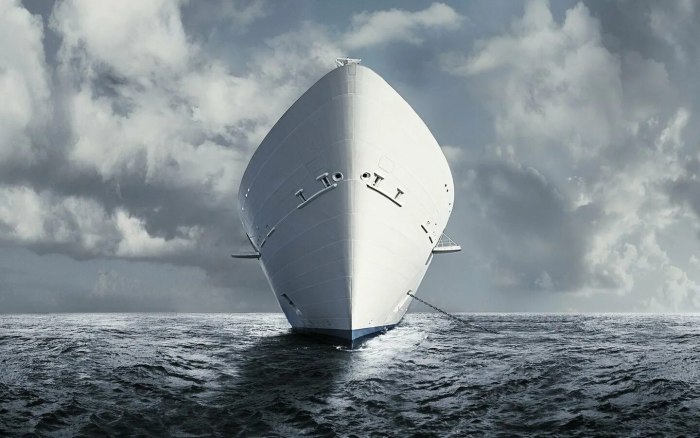 Нос корабля в море