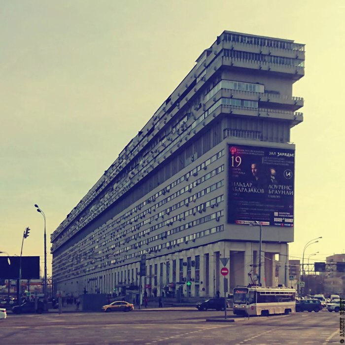 Метро Тульская дом корабль