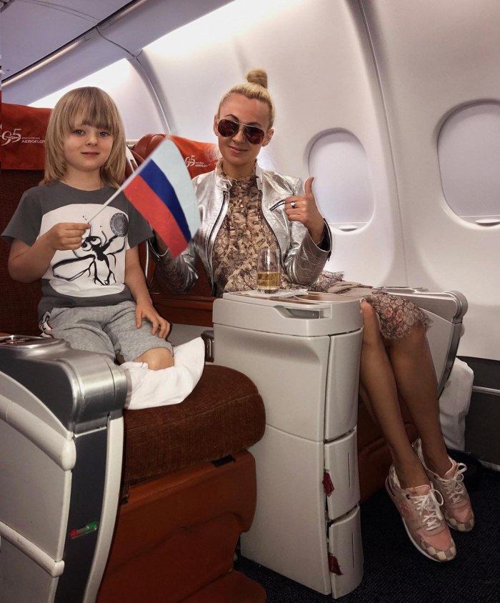 Яна Рудковская в самолете