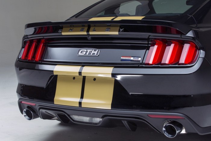 Ford Mustang сзади
