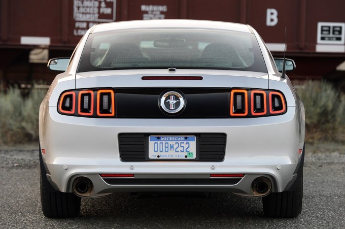 Ford Mustang 2013 сзади