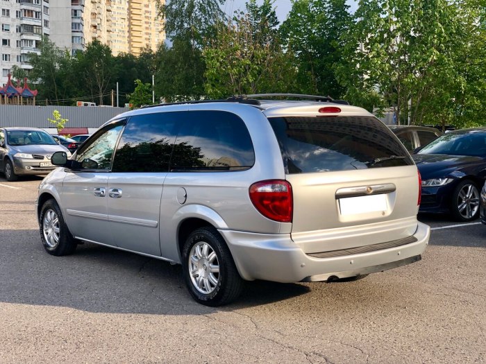 Chrysler Town Country 4