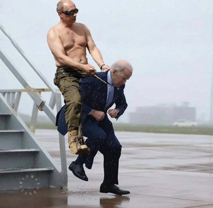 Джо Байден падает на трапе