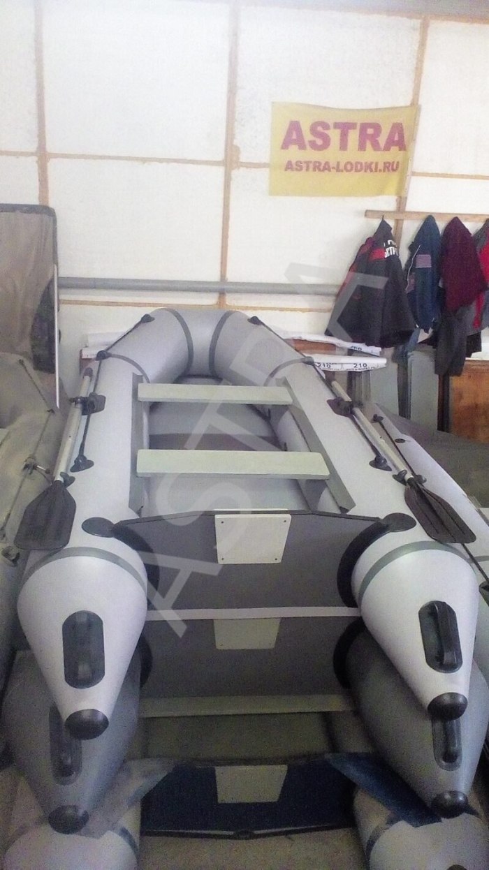 Лодка где три мотора по 300