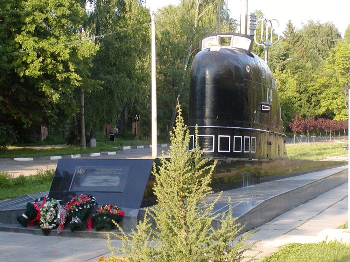 Подводная лодка в Обнинске памятник