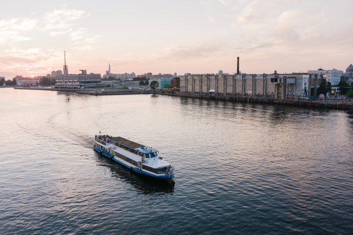 Санкт-Петербург Дворцовая набережная Нева Тревел