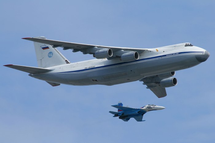 Самолет АН 124 100 Руслан