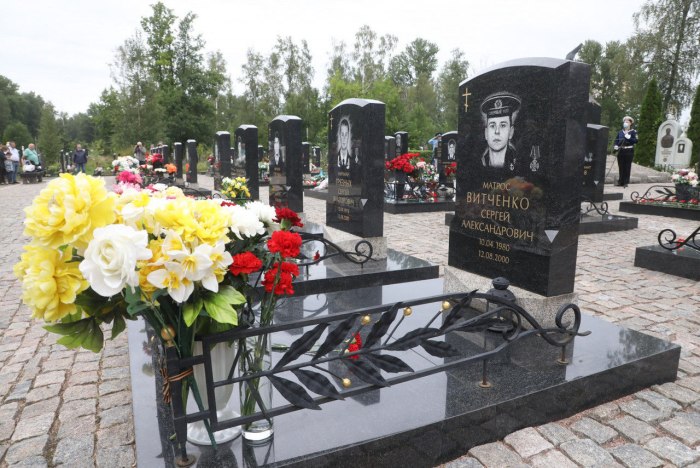 Могила погибших на подлодке Курск