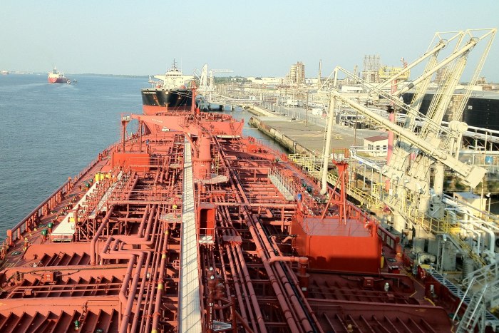 Нефтеналивной танкер порт