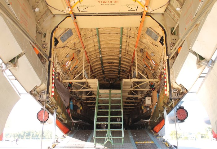 Ил-76 грузовой отсек