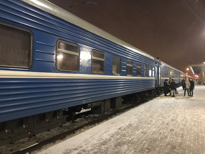 Пассажирский вагон ночью