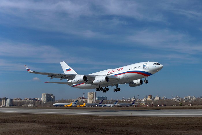 Самолет ил-96-400впу