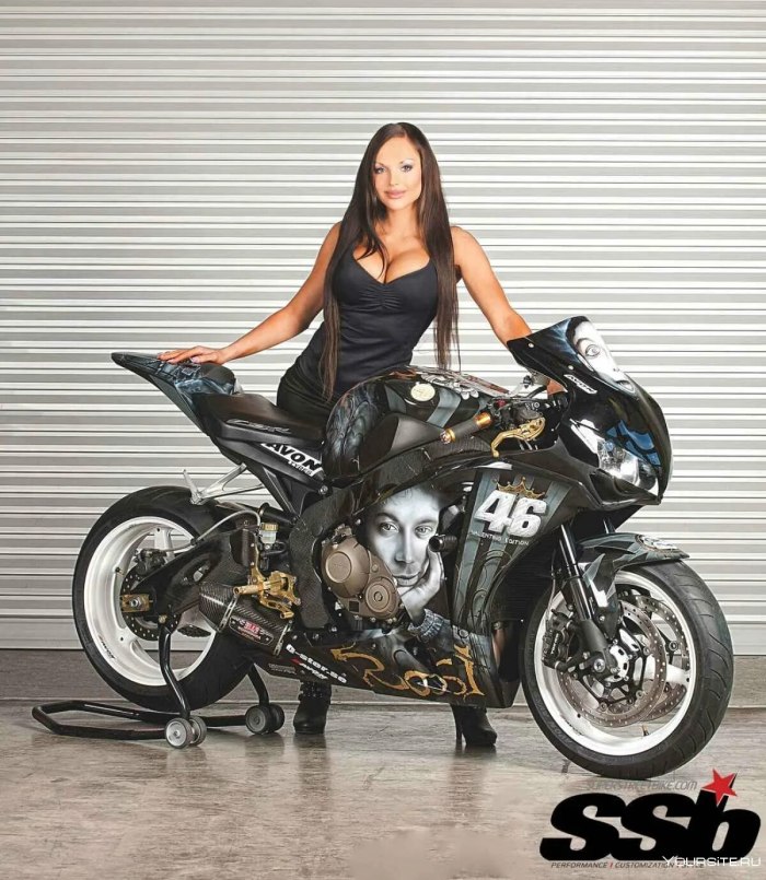 Девушка на Honda CBR