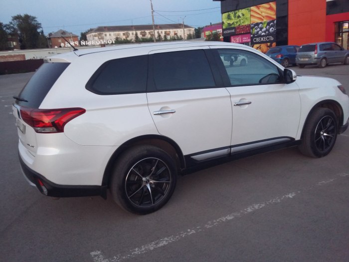 Белый Mitsubishi Outlander r18 диски