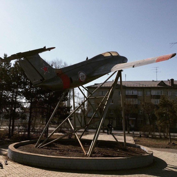 Памятник самолет в Тюмени