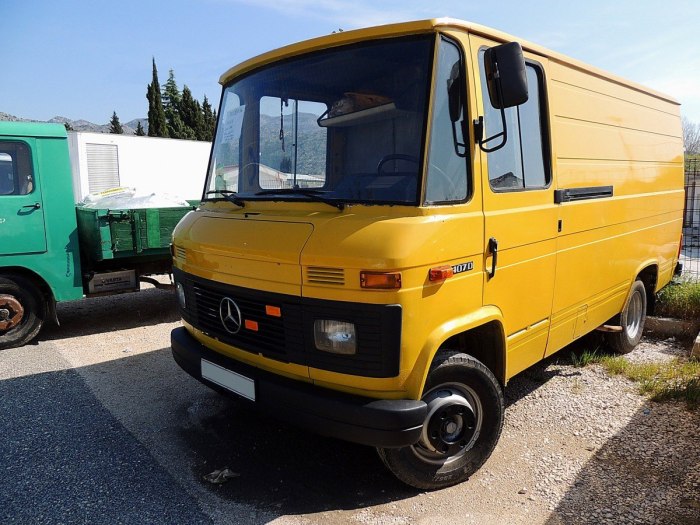 Мерседес Бенц 407d