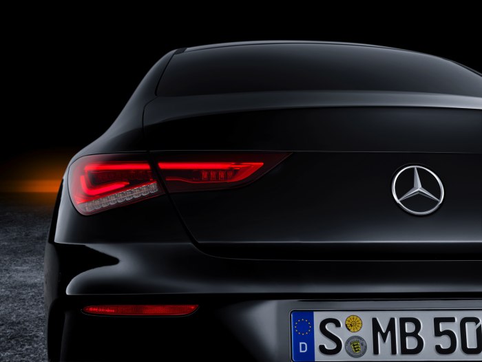 Мерседес CLA 200 сзади