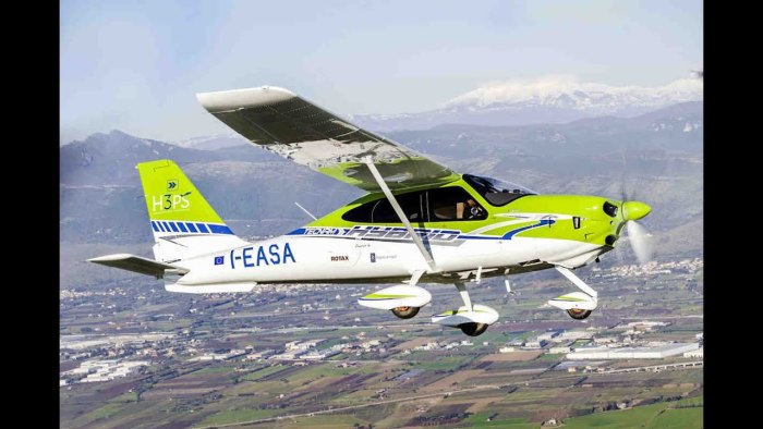 Самолет Tecnam p2010