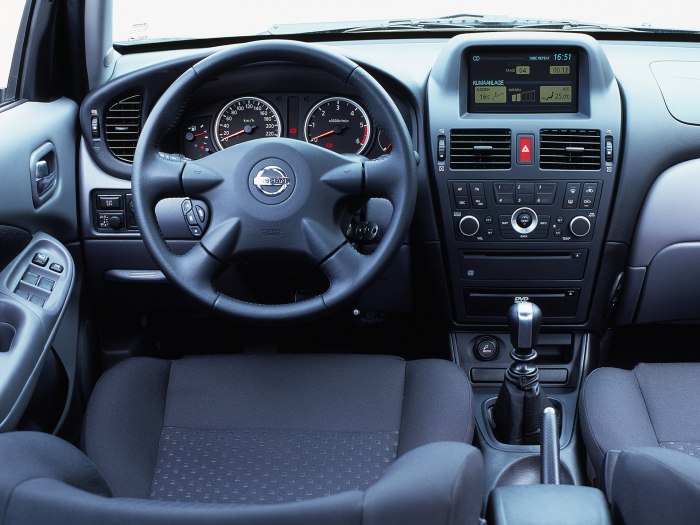 Nissan Almera n16 хэтчбек салон