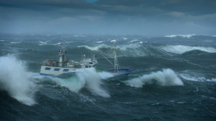 Охотское море шторм