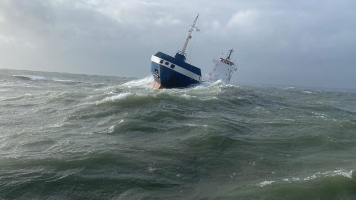 Охотское море шторм