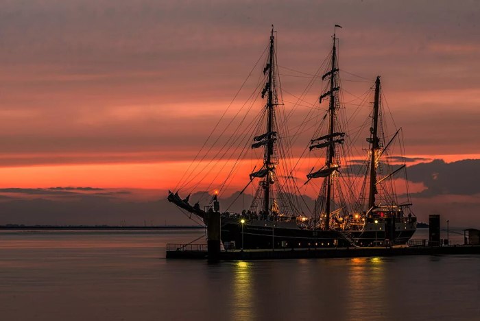 Море закат корабль