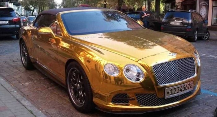 Bentley Bentayga золотой