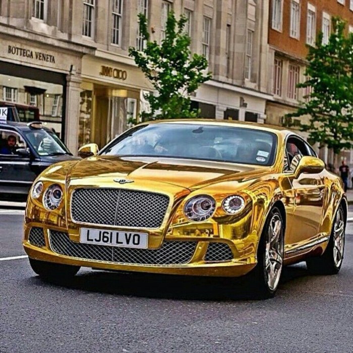 Bentley Bentayga золотой