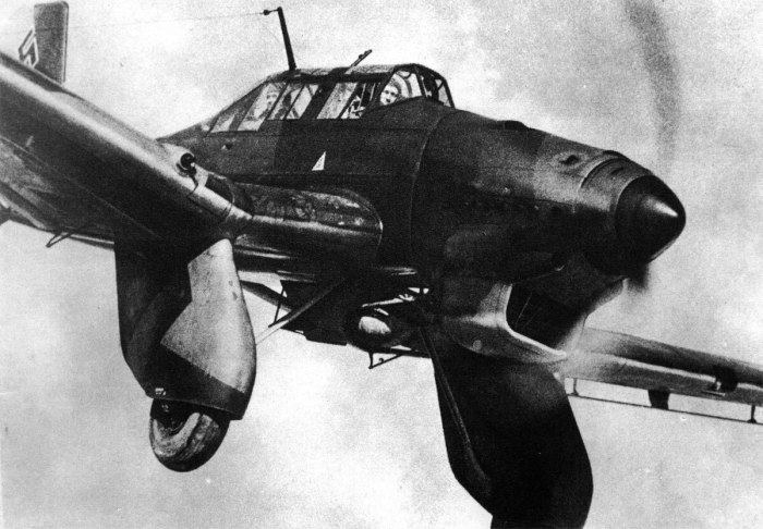 Немецкий пикирующий бомбардировщик ju-87
