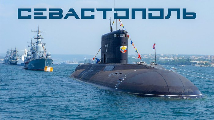 Подводная лодка на параде ВМФ