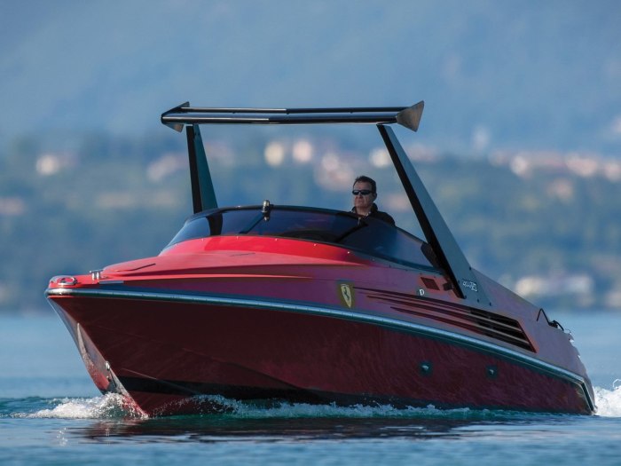 Riva Ferrari 32