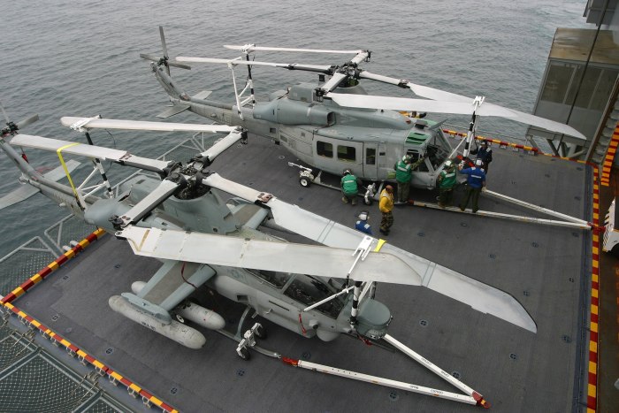 Вертолет Кобра и uh1