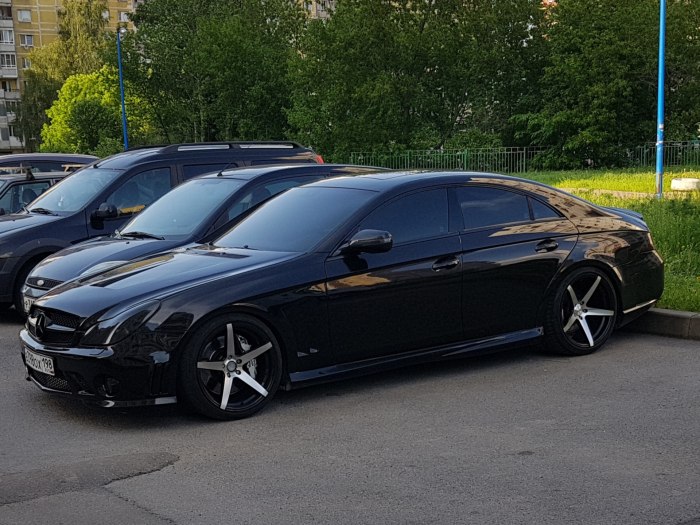Мерседес CLS черный тонированный